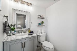 A bathroom at Hernando Hideaway:Heated Pool/Decks/Dock/Balcony/Yard w/ Firepit/Kayaks