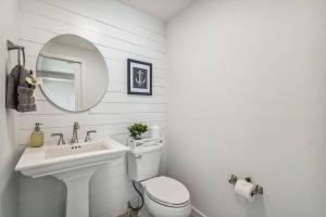 A bathroom at Hernando Hideaway:Heated Pool/Decks/Dock/Balcony/Yard w/ Firepit/Kayaks