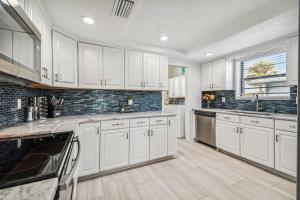 A kitchen or kitchenette at Hernando Hideaway:Heated Pool/Decks/Dock/Balcony/Yard w/ Firepit/Kayaks