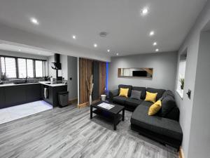 uma sala de estar com um sofá e uma cozinha em Entire Two Bedroom Guest Home Free Parking em Nottingham