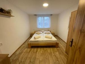 Postel nebo postele na pokoji v ubytování Apartmán Strážný-Šumava + 2 fotografie