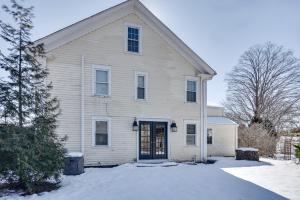 Una gran casa blanca con nieve en el suelo en Idyllic Portsmouth Vacation Rental 3 Mi to Beach, en Portsmouth