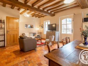 Μια τηλεόραση ή/και κέντρο ψυχαγωγίας στο Maison de Charme avec Piscine Chauffée à 300m de la Loire, Proche Saumur et Sites UNESCO - FR-1-622-70