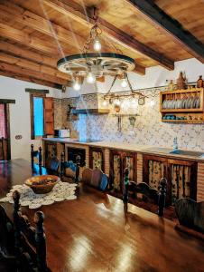 グアダルーペにあるCasa El Descanso Del Peregrinoのリビングルーム(テーブル、暖炉付)