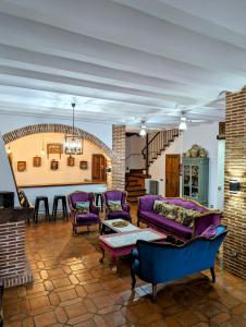 グアダルーペにあるCasa El Descanso Del Peregrinoの紫色の家具と階段が備わるリビングルーム
