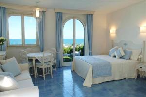 Postel nebo postele na pokoji v ubytování Baia Delphis Resort