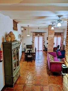 Casa El Descanso Del Peregrino في غوادالوبي: غرفة معيشة مع أريكة وطاولة