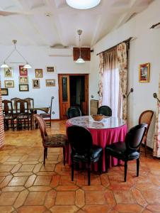 uma sala de jantar com mesa e cadeiras em Casa El Descanso Del Peregrino em Guadalupe