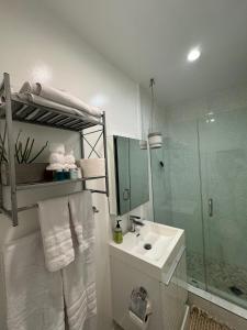 een badkamer met een wastafel en een douche bij La La Land by Luca - Free Garage Parking in Los Angeles
