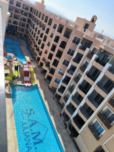 una vista aérea de un gran complejo de apartamentos con piscina en Solo beach front studio or for couple, en Hurghada