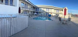 Bazén v ubytování Motel 6-Austin, TX - North Central nebo v jeho okolí