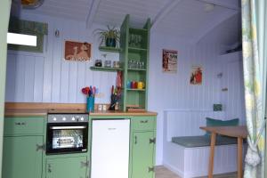 Kuchyň nebo kuchyňský kout v ubytování Twin Barn Shepherd’s Huts