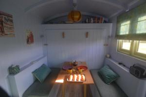 Posezení v ubytování Twin Barn Shepherd’s Huts