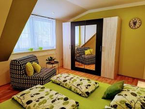 Sala de estar con 2 camas y espejo en Pohádka- v srdci Pálavy a Lednice, en Rakvice