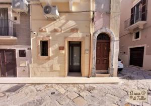 un edificio con una puerta en una calle en A casa di Tullio en Fasano