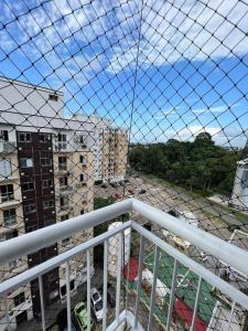 balkon z widokiem na miasto w obiekcie Belo Apartamento em Condomínio w mieście Ananindeua