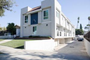 a white apartment building with a white wall at 2BD/2BA Apartment in DT ALhambra in Alhambra