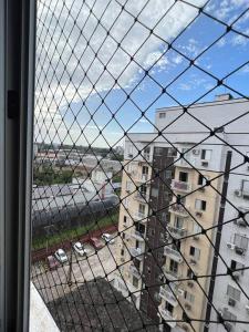 Blick auf ein Gebäude aus einem Fenster in der Unterkunft Belo Apartamento em Condomínio in Ananindeua