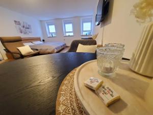 - un salon avec une table en bois et une bougie dans l'établissement Ferienwohnung Blumenstiel, à Maikammer