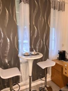 a table and two chairs in front of a window at Chambre charmante entre Paris et Disney in Noisy-le-Grand