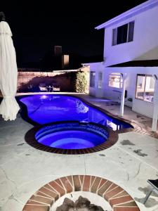 basen przed domem w nocy w obiekcie The Vineyard House w mieście Temecula