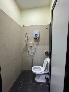 Queen’s Home +Snooker+darts+air hockey في ألور سيتار: حمام مع مرحاض أبيض في كشك