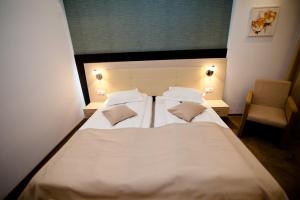 Un pat sau paturi într-o cameră la Hotel Nova