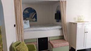 een spiegel in een kamer met een bed en een stoel bij Zeelucht in Zandvoort