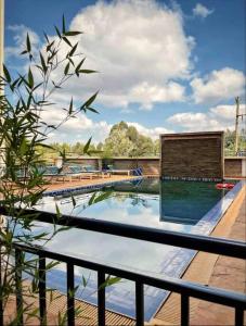 Serene Apartment with Pool and Gym!游泳池或附近泳池的景觀