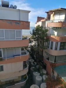 - une vue aérienne sur deux bâtiments situés à côté de l'océan dans l'établissement Уютная квартира на берегу Адриатического моря, à Durrës