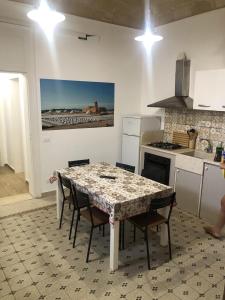 una cucina con tavolo e sedie di Trapani Apartments a Trapani