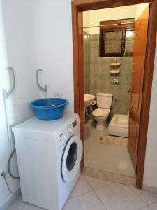 La salle de bains est pourvue d'un lave-linge et de toilettes. dans l'établissement Уютная квартира на берегу Адриатического моря, à Durrës