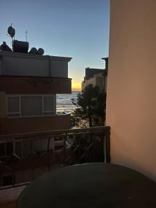 - un balcon offrant une vue sur l'océan dans l'établissement Уютная квартира на берегу Адриатического моря, à Durrës
