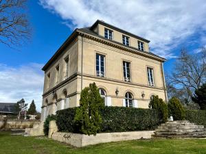 un gran edificio con una torre encima en Superbe Maison de maître 10 chambres 300 m2 Caen, en Bretteville-sur-Odon