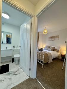 Spacious home near park and playing fields客房内的一张或多张床位