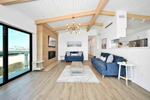 Ένα ή περισσότερα κρεβάτια σε δωμάτιο στο Immaculate Home with 180 degree views of the Beach & Ocean