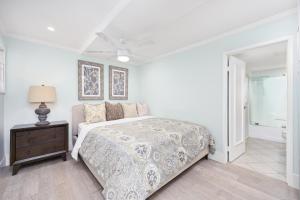 een slaapkamer met een bed, een dressoir en een raam bij 2 Bedroom Oceanfront with Patio on the Boardwalk in Newport Beach