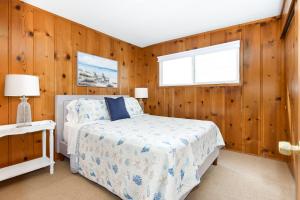Säng eller sängar i ett rum på Upstairs 2 Bedroom Home with Ocean Views on 65th St
