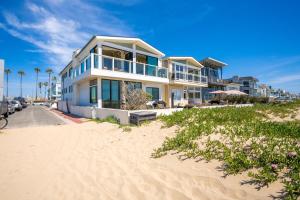 una casa grande en la playa con una playa en Immaculate Home with 180 degree views of the Beach & Ocean, en Newport Beach