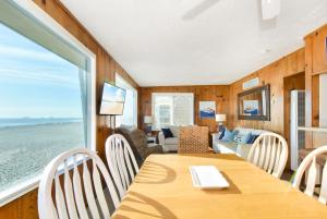 uma sala de jantar com uma mesa e vista para a praia em Upstairs 2 Bedroom Home with Ocean Views on 65th St em Newport Beach