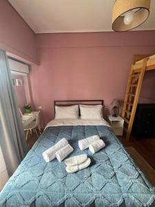 En eller flere senge i et værelse på Maria's Sunlit Apartment