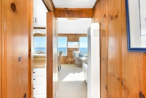 um quarto com vista para o oceano a partir de uma casa em West Newport Duplex on the Sand with Patio-Sleeps 12 em Newport Beach