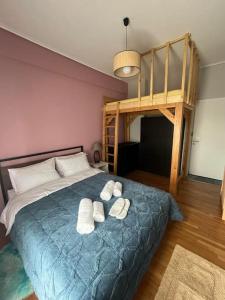 1 dormitorio con 1 cama y 2 toallas blancas en Maria's Sunlit Apartment, en Pireo