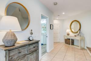 - un salon avec un miroir et une commode dans l'établissement Elegant Oceanfront Penthouse with Panoramic view, Omni Resort, Sea Dunes, à Amelia Island
