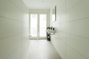 Baño blanco con lavabo y espejo en New Oirschot-eindhoven Home Crown, en Oirschot