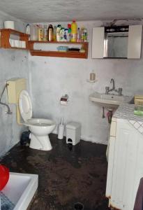 Baño sucio con aseo y lavamanos en house FYNTIKAKH - SKALA, en Sinoikismós Kámbos
