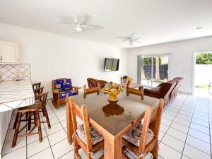uma sala de jantar e sala de estar com mesa e cadeiras em Embrace Serenity in a Cozy 2-Bedroom House em Puerto Peñasco