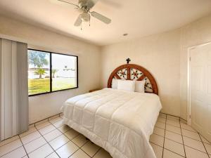 um quarto com uma cama grande e uma janela em Embrace Serenity in a Cozy 2-Bedroom House em Puerto Peñasco