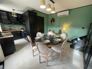 eine Küche und ein Esszimmer mit einem Tisch und Stühlen in der Unterkunft Gîte Moulins-sur-Yèvre, 4 pièces, 6 personnes - FR-1-586-42 