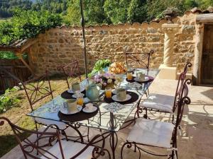 Gallery image of Gîte de Charme avec Piscine, Spa et Sauna, 5 Chambres, Jardin Privé et Équipements Modernes - FR-1-496-311 in Luré